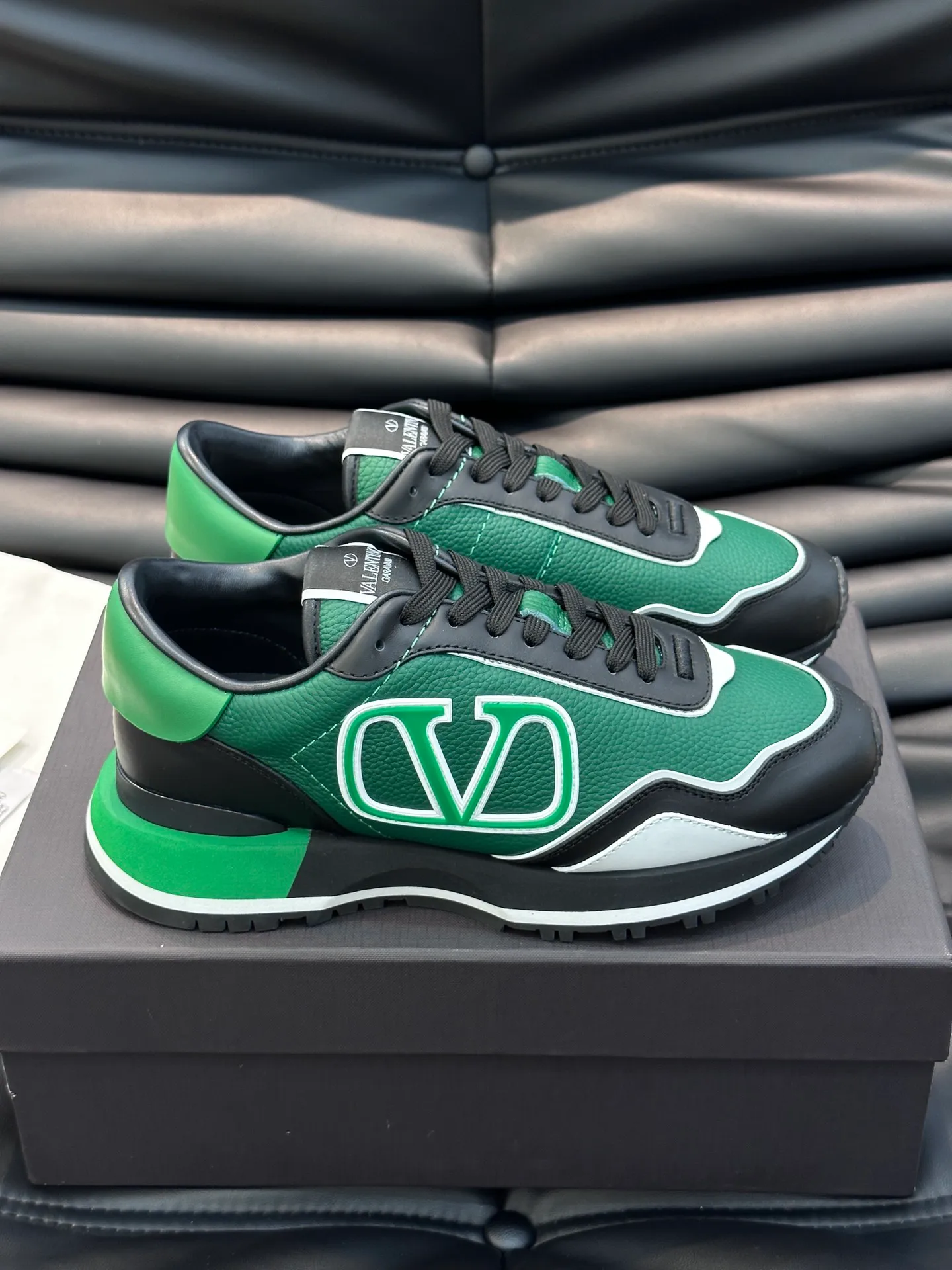 P540💰 Product trademark: VALENTINO "Valentino" Regular size: 38-44 [45 customized] Product material: Warren men's casual sports shoes, made of imported first-layer cowhide, with brand emblem on the tongue, rivet rubber outsole, non-slip, wear-resistant and shock-absorbing, cowhide lining foot pads, comfortable and breathable, with original box packaging equation bag!
